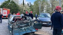 Balıkesir'de iki otomobilin çarpıştığı kazada 1 kişi öldü, 5 kişi yaralandı
