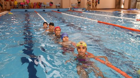 Çiğli'de yüzme kursları devam ediyor