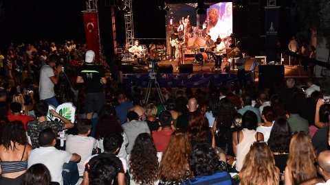 İzmir'de denize karşı müzik keyfi   