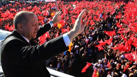 AKP erimeye başladı: 800 bin kişi istifa etti!