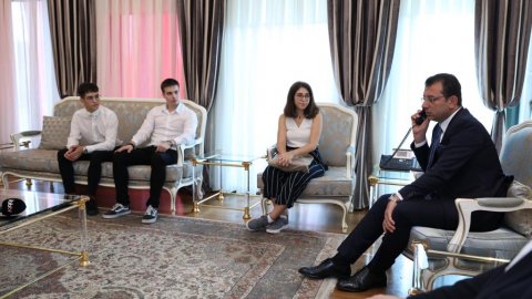 Ekrem İmamoğlu makamında iki genç mucidi ağırladı: Genç mucitlerin projesi, İstanbul'da hayata geçecek!
