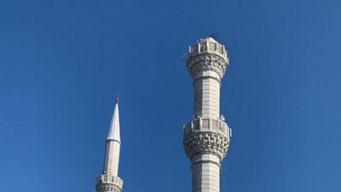 İstanbul Avcılar’da caminin minaresi yıkıldı!