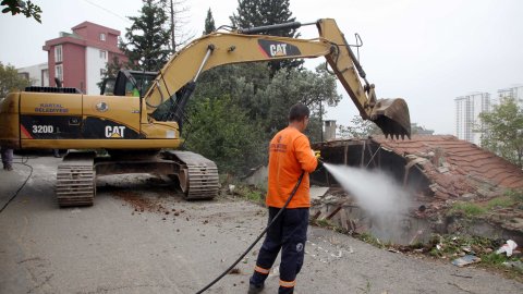 Kartal Belediyesi metruk binaların yıkımına devam ediyor