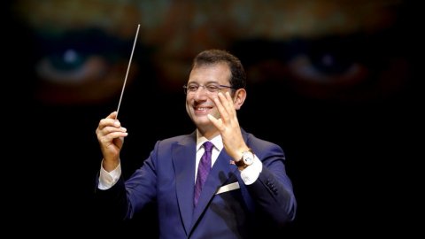 Ekrem İmamoğlu yeni bestelenen 29 Ekim Cumhuriyet Marşı’nın orkestra şefliğini yaptı