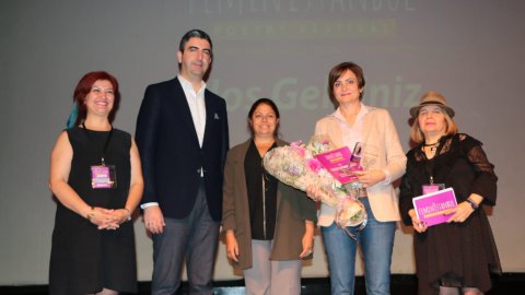 4. Uluslararası Kadın Şiirleri Festivali Onur Ödülü CHP’li Kaftancıoğlu’na verildi