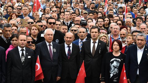 Binlerce İzmirli Atatürk'ü andı