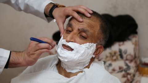 Büyükçekmece Belediyesi evde tıraş hizmetini sürdürüyor