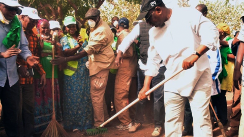 Senegal Cumhurbaşkanı sokak temizledi