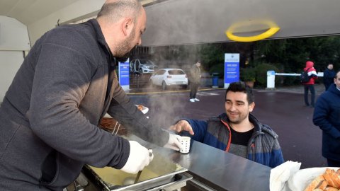 Beşiktaş Belediyesi öğrencilere ücretsiz çorba dağıtıyor
