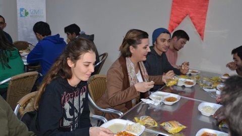 CHP'nin kadın belediye başkanı öğrencilere ücretsiz yemek uygulaması başlattı: İlk yemeği beraber yediler