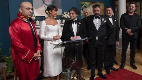 CHP'li  belediye başkanı Bülent Kerimoğlu, Sıla ve Hazer Amani'nin nikahını kıydı