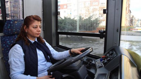 Eskişehir’in ilk kadın otobüs şoförleri direksiyona geçti