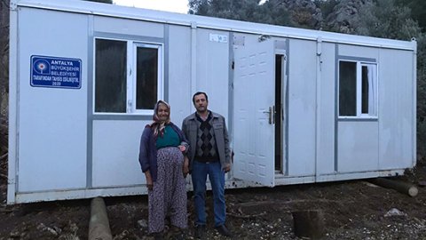 CHP'li büyükşehir belediyesi evi olmayana konteyner ev veriyor!