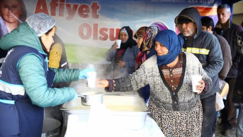 CHP'li belediye soğuk kış gününde vatandaşa her sabah ücretsiz çorba dağıtıyor!