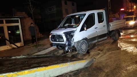 Arnavutköy'de otomobil kontrolden çıktı: 1'i polis, 2 yaralı