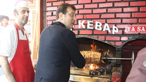 Ekrem İmamoğlu Erzurum'da çağ kebabı kesti