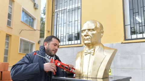 CHP'li belediye okullara Atatürk büstü hediye ediyor!