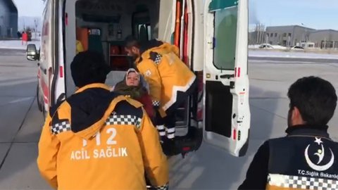 Yol kardan kapandı, hamile kadının imdadına ambulans helikopter yetişti