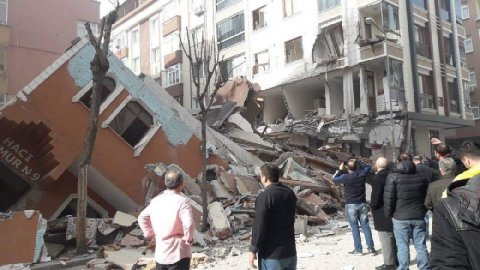 İstanbul Bahçelievler'de yedi katlı bir bina çöktü! İşte olay yerinden ilk fotoğraflar!