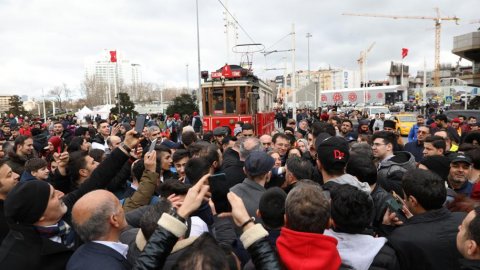 Ekrem İmamoğlu'na Taksim'de yoğun ilgi: 'Taksim özel bir meydan'