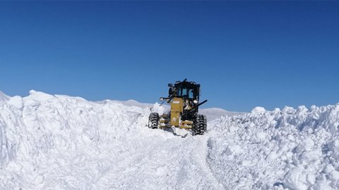 Çaldıran'da kar kalınlığı 1,5 metreyi geçti