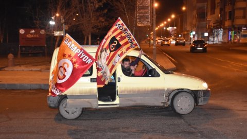 Galatasaray taraftarlarının derbi galibiyeti coşkusu