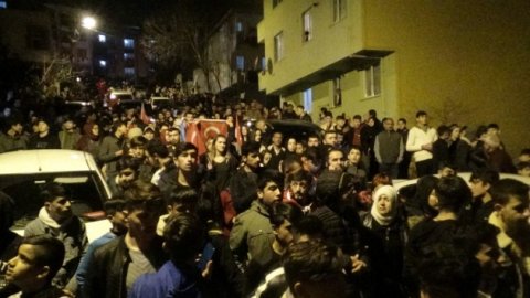 Sancaktepe'de yüzlerce kişi şehit Emre Baysal'ın evine yürüdü