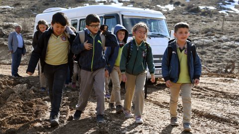 Mersin Büyükşehir Belediyesi, çocukları çamurdan kurtarıp okullarına kavuşturdu