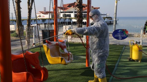 Büyükçekmece’de çocuk oyun parkları dezenfekte ediliyor