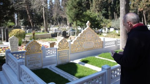 Cumhurbaşkanı Erdoğan, Karacaahmet Mezarlığı'ndaki aile kabristanını ziyaret etti