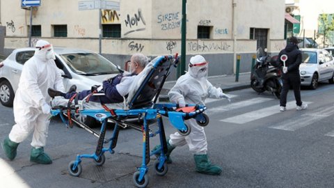 İtalya'da son 24 saatte 766 kişi daha hayatını kaybetti