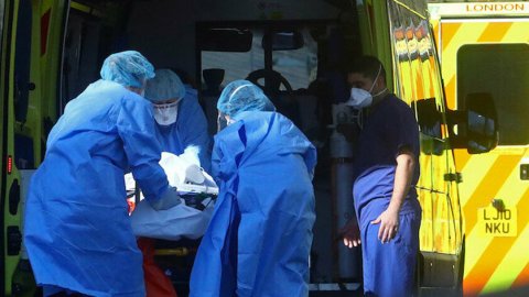 İngiltere'de son 24 saatte 621 kişi koronavirüsten öldü
