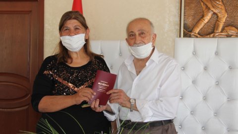 Türkiye'nin gönlünü kazanan 77 yaşındaki Burhan Amca'nın nikahını CHP'li belediye başkanı kıydı