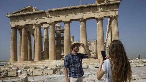 Yunanistan turistlere Covid-19 testi yapmayacak