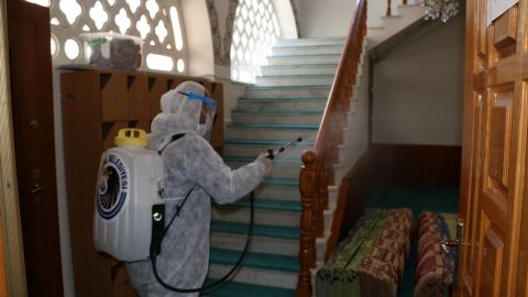 Kartal Belediyesi, 29 Mayıs’ta açılacak olan camilerde dezenfekte çalışması yaptı