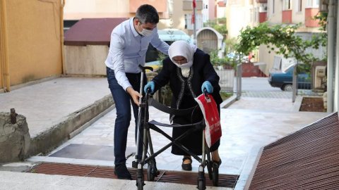 Kartal Belediye Başkanı Gökhan Yüksel, 90 yaşındaki babaannesini sokağa çıkardı