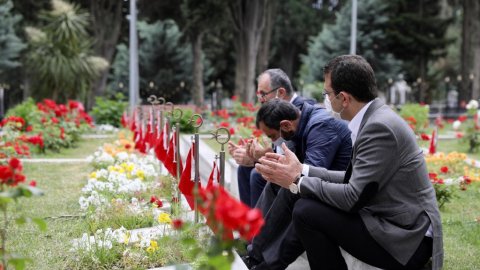 Ekrem İmamoğlu, şehit polisin ailesiyle birlikte dua ettti: 'Görev şehitleri için özel genelge...'