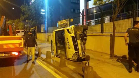 Sancaktepe'de polis otomobili yan yattı