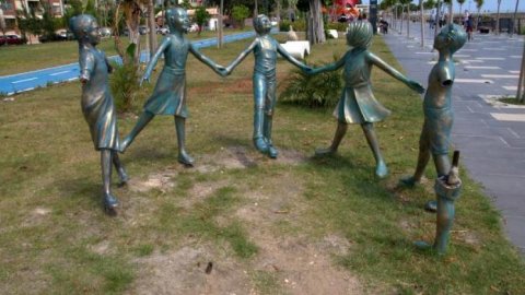 Düşmanlığın böylesi! Antalya'da el ele tutuşan çocuk heykellerini kırdılar