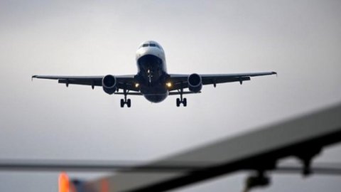 Pakistan uluslararası uçuş yasağını kaldırdı