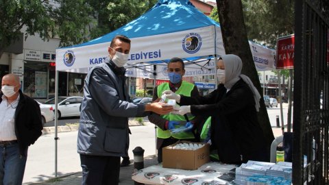 Kartal Belediyesi, salgın sonrası kılınan ilk cuma namazında vatandaşlara sağlık kiti dağıttı