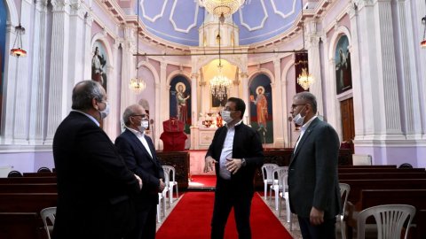 İmamoğlu ve Türkmen, haçı koparılan kiliseyi ziyaret etti