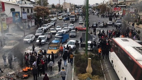 İran, benzin zammı protestolarında 230 kişinin öldüğünü açıkladı