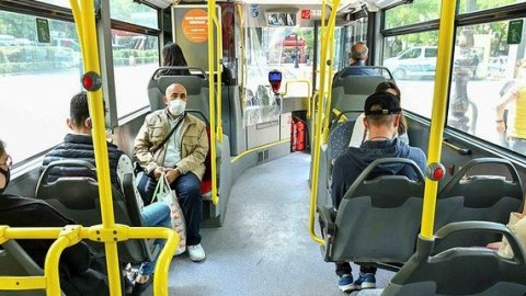 İstanbul Valiliği: Toplu taşıma araçları üçte bir oranında ayakta yolcu alabilecek