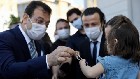 İBB Başkanı Ekrem İmamoğlu anahtarları 1,5 yaşındaki Cemre'ye teslim etti!