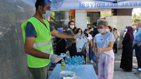 Kartal Belediyesi, YKS'ye giren öğrencilere maske ve su dağıttı