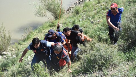 Aras Nehri'ne giren gencin cesedi bulundu