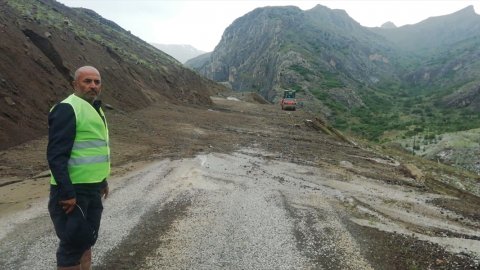 Erzincan'da köy yolunda asfalt döken ekipler heyelandan son anda kurtuldu