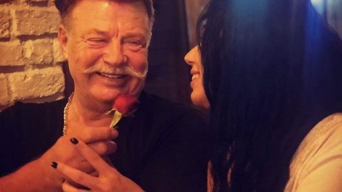 69 yaşındaki Nuri Alço, kendisinden 33 yaş küçük sevgilisi Burcu Sezginoğlu'yla evlendi!