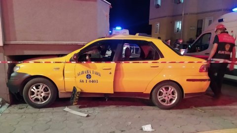 Sivas'ta ticari taksi önce yayaya, sonra balkona çarptı: 1'i ağır 2 yaralı
